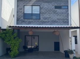 Casa Mujer Ceiba - Indoor Pool - We Invoice，位于Tierra Colorada的自助式住宿