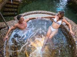 Wellness Hotel Laroba，位于下厄尔什的带热水浴缸的酒店