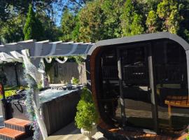 Paradise Citadel, Sauna, Htd pool hottub Golf Basketball，位于Mastic的酒店