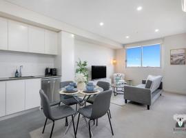 KozyGuru | Merrylands | Balcony Chic with Parking，位于Merrylands的酒店