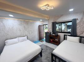BanrabianglayLangsuan room C，位于Ban Hin Sam Kon的带热水浴缸的酒店