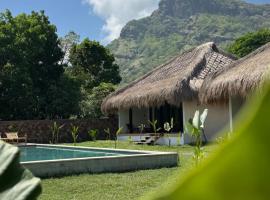 NIRA Surf Villas，位于Maluk的带停车场的酒店