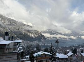 Hotel Moon Blaze " Near Mall Road " Bonfire ! Open Terrace ! Personal Parking，位于马拉里的酒店