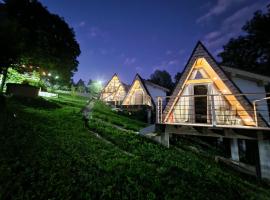 Casutele de la Poienita，位于科马尔尼克的酒店