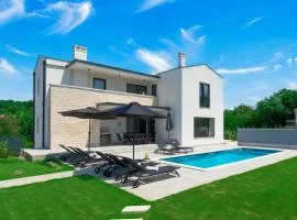 Modern 300m2 Villa - King Beds & Leisure Zone