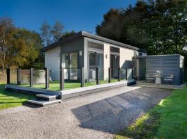 Silverdale Lodge, HotTub, Wi-FI, Quiet & Sleeps 4，位于Warton的酒店