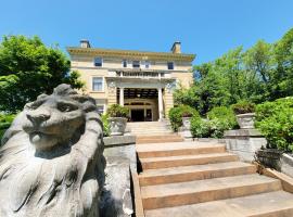 Historic Cotton Mansion by Heirloom Boutique Collection，位于德卢斯的酒店