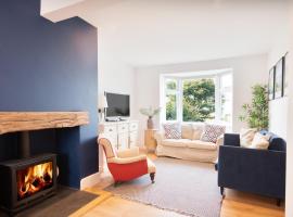 Modern Coastal Retreat in Salcombe, Sleeps 6, Pet Friendly, 2 Car Spaces, Walk to Beaches and Town，位于索尔科姆的酒店