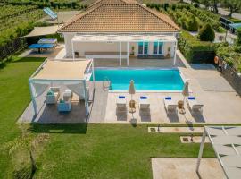 Madini Luxury Villa with free Pool Heating，位于Vanáton的酒店