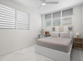 Modern 2 BR Apt Great Location Smart TV AC，位于马纳蒂的酒店