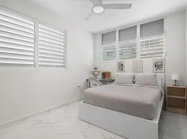 Modern 2 BR Apt Great Location Smart TV AC