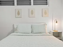 Modern 3 Bedroom Apartment Full Kitchen AC