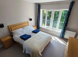 Self-contained 2-story accommodation in Grayshott，位于欣德黑德的酒店