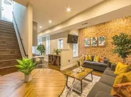 Lovely 2BR w Patio - 10 mins to DT - Sleeps 10