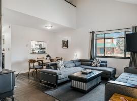 Modern Mountain Getaway，位于Nutria的酒店