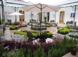 Por los Siglos de los Siglos Hotel