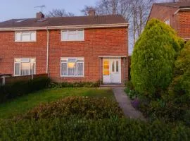 House - Sleeps 8 - Parking - Garden