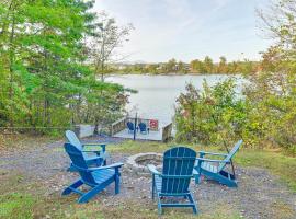Hot Tub Secluded Hideaway on Sleepy Hollow Lake，位于Athens的酒店