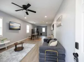 3 Min to Downtown - 10 Min to Elon - Smart TVs