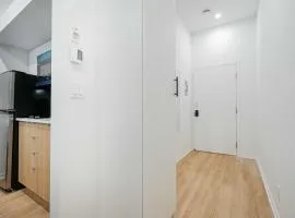 Beautiful 3 person 2 Beds Studio with parking near downtown Montreal