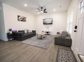 4 Min to Downtown - 10 Min to Elon - Washer and Dryer