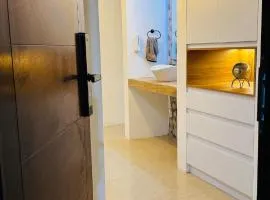 Departamento moderno a un lado de la feria