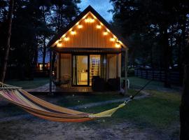 Osada pod Gwiazdami Łasko & SPA - Deluxe, ogrodzony, JEZIORA, ognisko, taras, dodatkowa sypialnia, Plaża, KAJAKI, dostępna SAUNA i JACUZZI，位于Łasko的酒店
