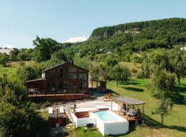 Le Chalet M - Cabană cu o panoramă de poveste.，位于Şurdeşti的酒店