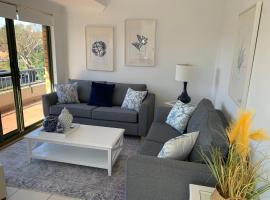 Beautiful and Bright Penthouse，位于霍克斯内斯特的酒店