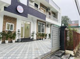 Live Free Hostel Dehradun，位于德拉敦的酒店