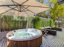 Jacaranda Amber The Vintage Golfside Luxe Villa Hunter Valley，位于波高尔宾的带热水浴缸的酒店