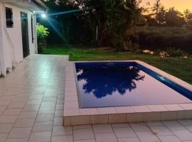 Large 4 Bedroom 7 Bed Villa in Sonaisali Rd, Nadi，位于南迪的酒店