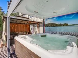 Mtn Views and Hot Tub 4,300-Sq-Ft Oakland Retreat