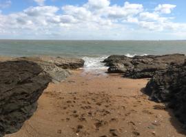 Pornic1 flat near beach garden golf Pool 1 bedroom，位于波尔尼克的酒店