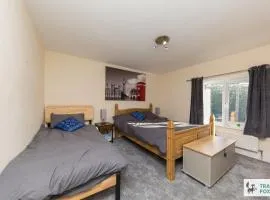 Rocester Rest close to Alton Towers & JCB, Netflix