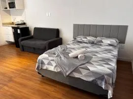 100 m da Praia do Forte com AR e Wi Fi.