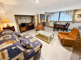 Ancien moulin renove, terrasse au bord de l eau