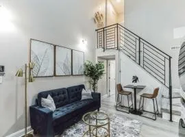 Large Bi-Level 2BR Loft in Old City that Sleeps 8