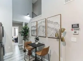 Bi-Level 2BR Loft in Old City