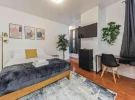 Studio Across the Street from Convention Center 2R