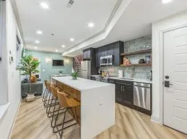 Bi-Level 2BR w Rooftop - Sleeps 12 - 10 min to DT