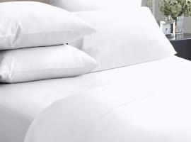 Aberdeen Richview Luxury Apartments Your Private Ensuite Room in a 3Bed Luxury Apartment H101-2，位于弗里敦的酒店