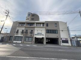 彦根びわこホテル裏のマンション 一室貸し切り50台無料駐車場付き台所あり自転車貸出可 BbQ可 ペット同伴可，位于彦根市的酒店