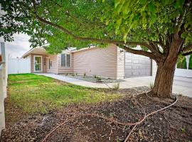 3 bedroom 2 bath, Garage, Walk to Park, Central Location, Pets OK，位于Jerome的酒店