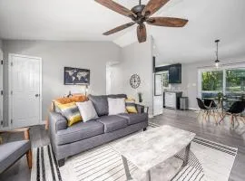 Cozy on Ger Maine St 1 Mile From Downtown Apex