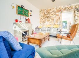 Maison spacieuse cœur de ville avec spa & cheminée，位于洛里昂的酒店