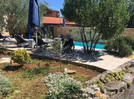 House 1Holiday Home Ava1 with pool & House 2 Holiday Home Ava2 with whirlpool，位于巴代尔纳的酒店