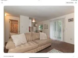 Contemporary Marine 2bed 1bath apartment in Kent