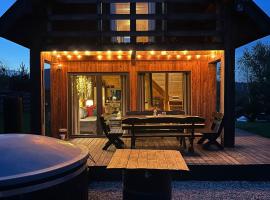 Górskie kaszuby ,Gołubie ,Domek w sielskim klimacie ,niedaleko stoku Koszałkowo na Kaszubach-do 10 osob,sauna ,balia,kominek,opcja kuligu，位于Sikorzyno的酒店