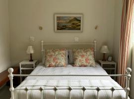 Private Garden Studio Cottage with BBQ 10 min walk to Pennington Beach，位于彭宁顿的酒店